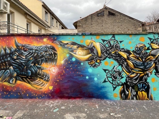 un graffiti de bumblebee le transformer jaune et le robot dinosaure