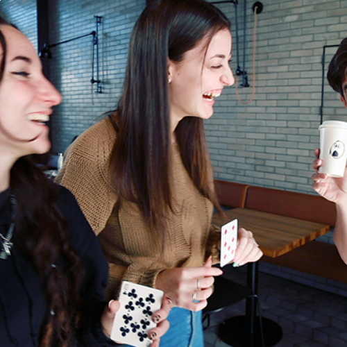 spectatrices qui rient devant un tour de magie