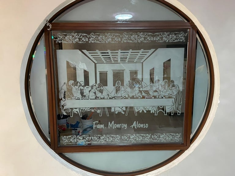 sagrada familia grabado en vidrio detallado y elegante