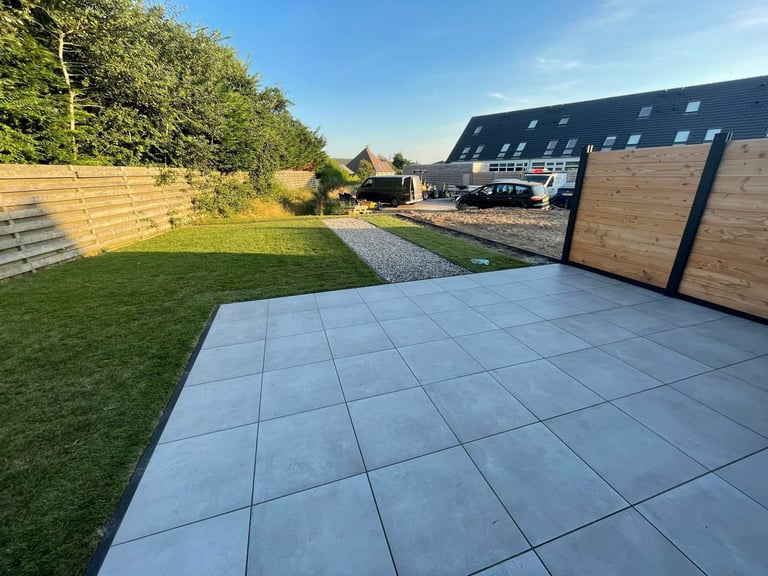 Een tuin waar Betsema Bestrating een strak terras heeft gelegd.