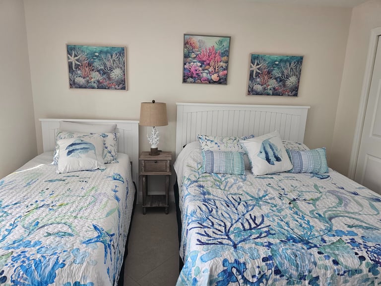 Guest bedroom with queen and twin beds
