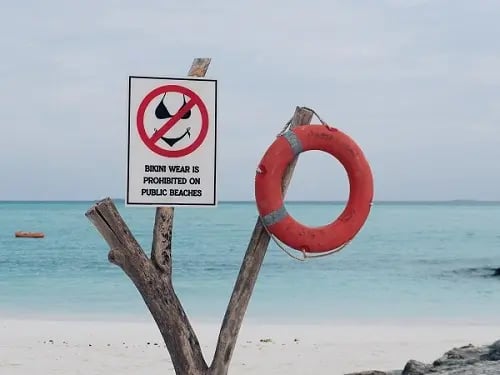 cartello no bikini beach alle Maldive