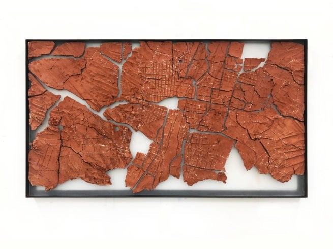 Margaret Boozer investiga profundamente a relação entre cerâmica, geologia e artes plásticas