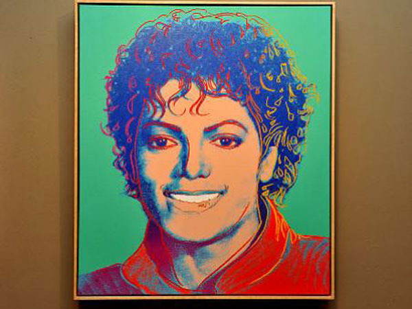 Retrato de Michael Jackson por Andy Warhol, unindo música pop e arte contemporânea.