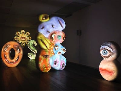 Tony Oursler: Famoso por suas videoinstalações que projetam rostos e performances em objetos.