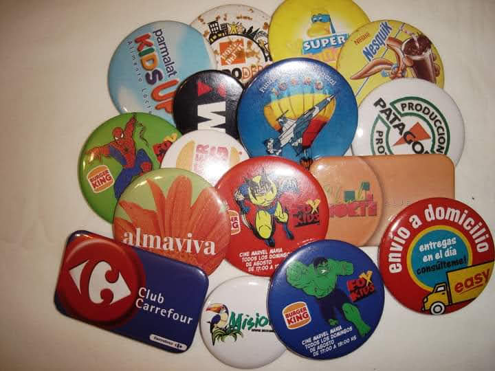 botones-pins-promocionales-personalizados con alfiler de gancho para empresas y eventos.