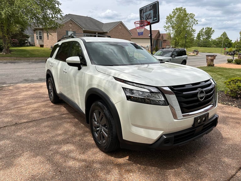 White Nissan SUV mobile car detailing in Spring Hill