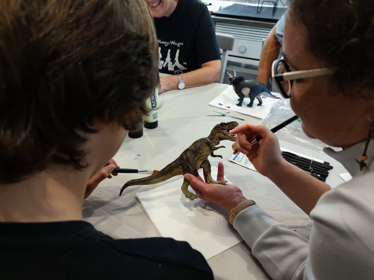 Taller de paleoarte. Pintado de figuras de dinosaurios