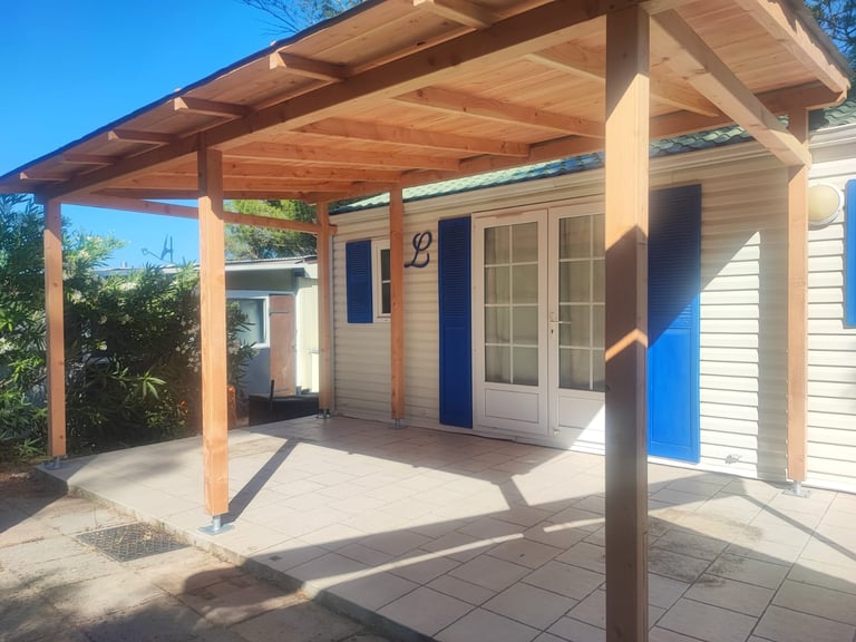 Auvent complétant parfaitement l'habitation. Fini méticuleux, qualité et solidité durable