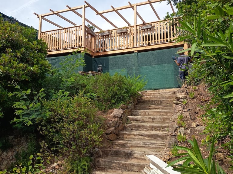 Pergola sur mesure en bois exotique, matériau d'excellente qualité, fabrication artisanale