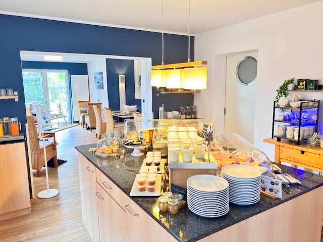 Hotel DunenNest - Ansicht vom Frühstücksraum und Büffet
