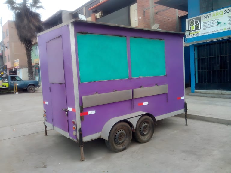 Vista frontal de carro de comida rápida antiguo de Remolca2 Foodtruck