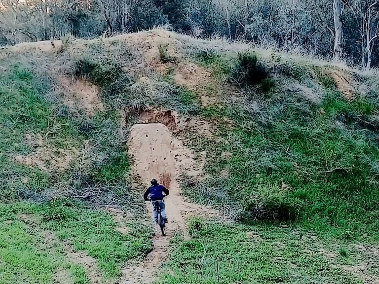 how to approach a hip jump on mountain bikes