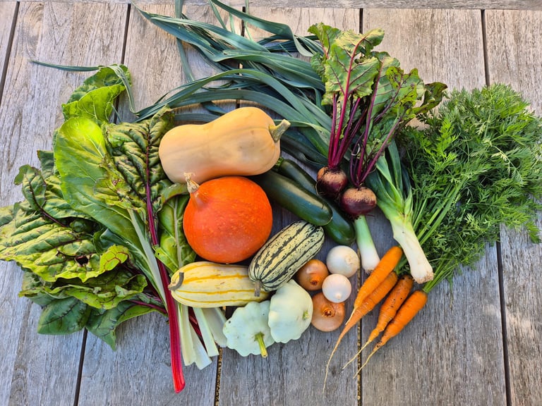 Etalage de produits, légumes frais, miel de la ferme gourmande