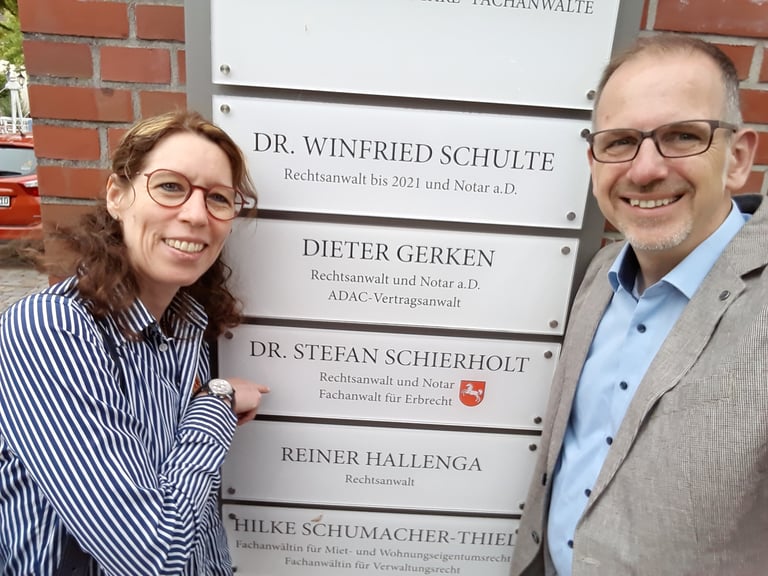 Die beiden Vorsitzenden Dr. Inga Rölleke und Sebastian von Melle nach dem Notartermin 2024