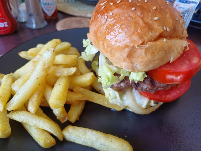 Beef Cheeseburger with Chips