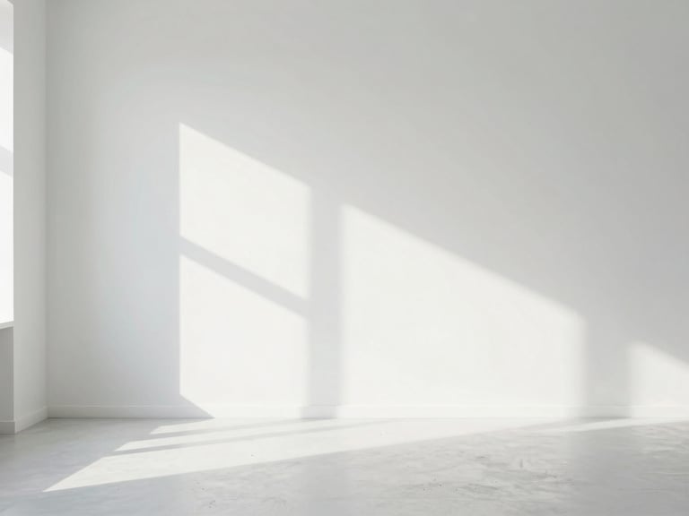 Güneş ışığı alan modern, minimalist bir oturma odası, parlak yüzeyler, temiz ve düzenli.