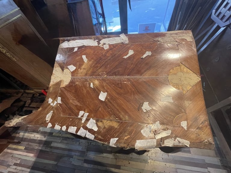 Flanc de commode au placage abîmé, avant restauration