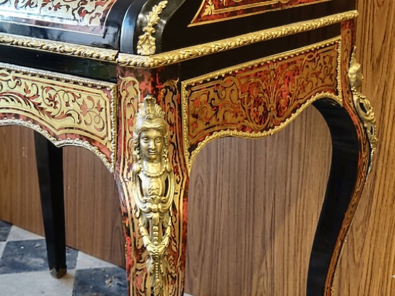 Détail d'un meuble en marqueterie Boulle et bronze doré restauré à l'Atelier l'Am'arante