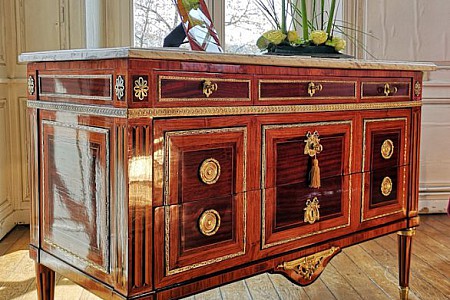 Commode à dessus de marbre restaurée, marqueterie et bronzes dorés