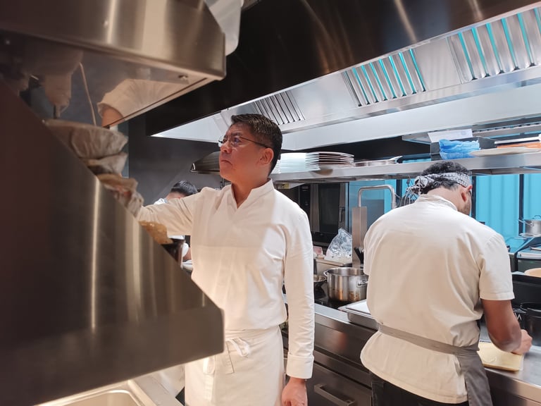 Chef Nobuya Niimori al lavoro nella cucina del ristorante Nobuya Milano