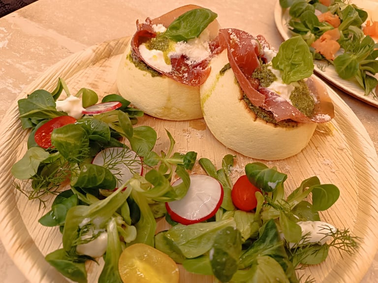 Fluffy pancake salato con prosciutto crudo, pesto e verdure fresche