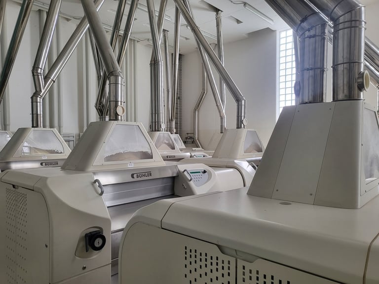 Impianti molitori automatizzati Agugiaro & Figna con macchinari industriali e sistemi di aspirazione.