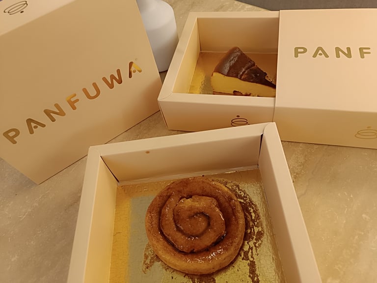 Cinnamon roll e fetta di Basque cheesecake firmate Panfuwa