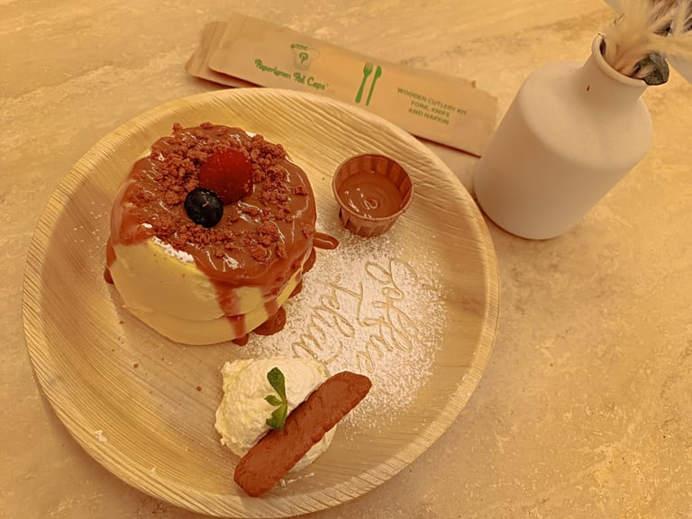 Fluffy pancake dolce con salsa al caramello, frutti rossi e panna