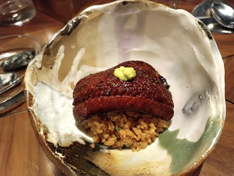 Anguilla laccata servita su riso al ristorante Nobuya Milano
