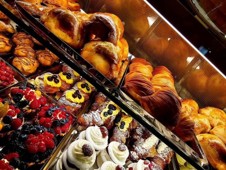 Vetrina della Pasticceria Pintauro con sfogliatelle e dolci napoletani