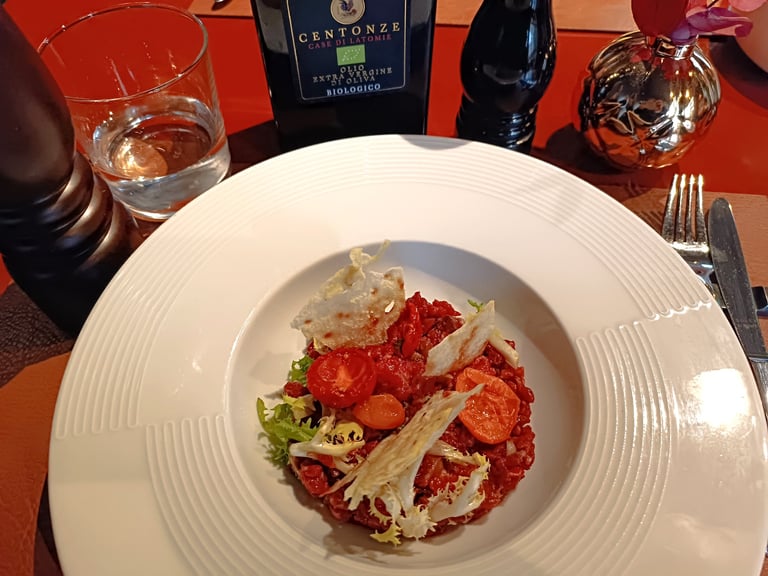 Tartare di manzo con verdure servita da Pa.Lato Milano, presentazione curata