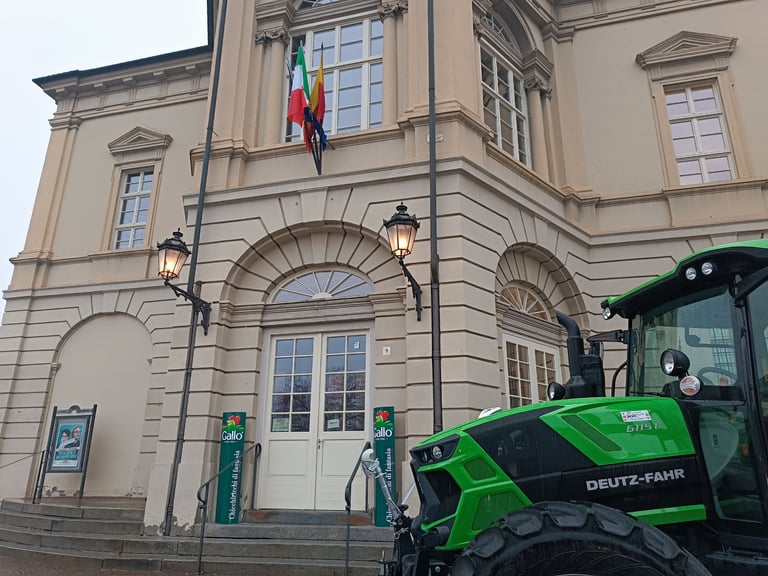 Trattore parcheggiato davanti al Teatro Municipale di Casale Monferrato durante il convegno Il Riso che Sostiene