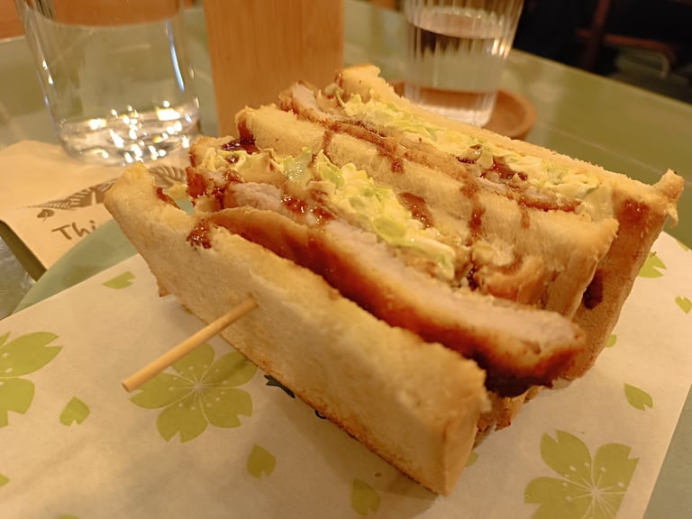 Sandwich giapponese street food con salsa e ripieno cremoso servito da Maido