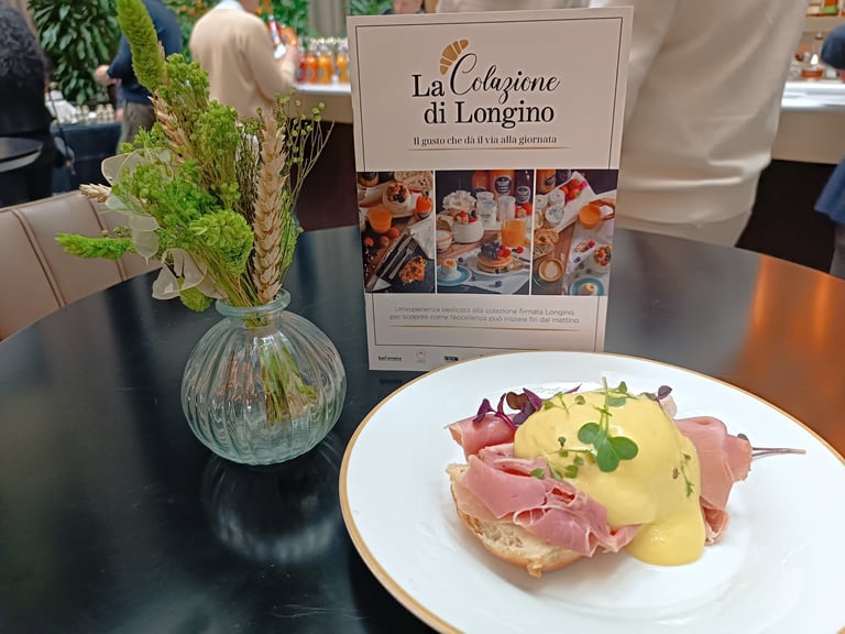 Piatto brunch con uovo e prosciutto presentato alla Colazione di Longino