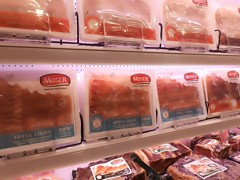 Confezioni di Speck Light Moser esposte nello spazio espositivo aziendale.