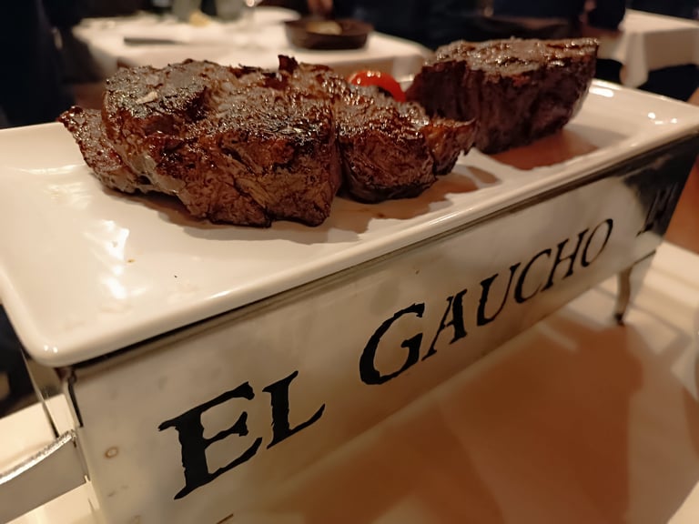 Tagli di carne argentina serviti sulla parrilla di El Gaucho