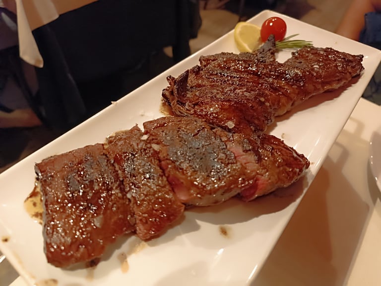 Grigliata argentina con tagli di carne servita al ristorante El Gaucho