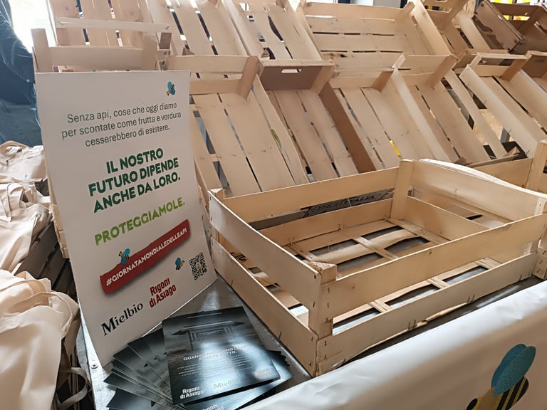 Cassette vuote simbolo della scomparsa di frutta e verdura senza api