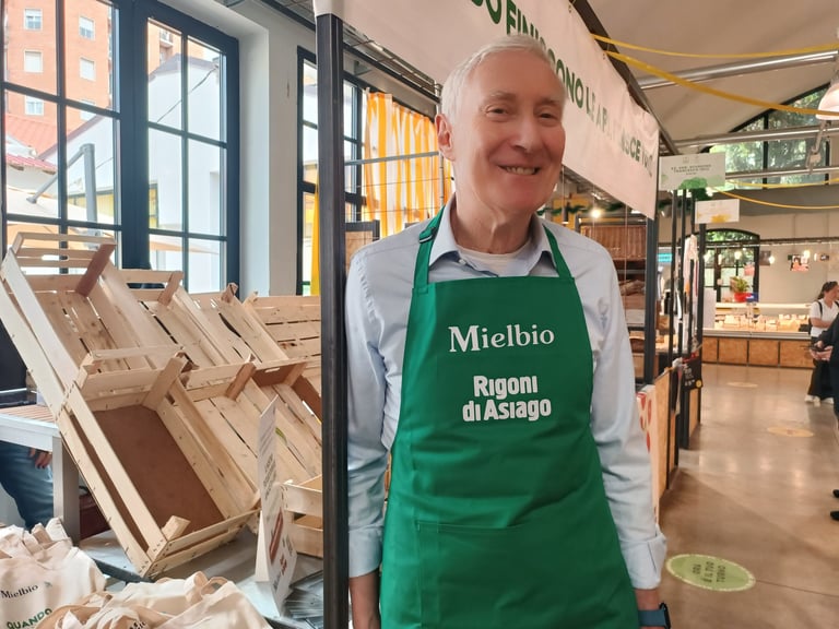 Andrea Rigoni al Mercato Coperto di Porta Romana durante la Giornata Mondiale delle Api