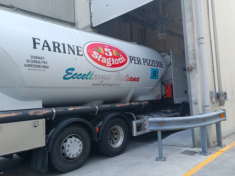 Autobotte Le 5 Stagioni durante le operazioni di carico farina nello stabilimento Agugiaro & Figna.