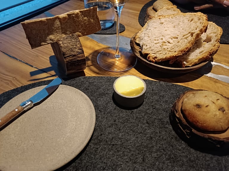 Selezione di pane artigianale e burro serviti al Grow Restaurant