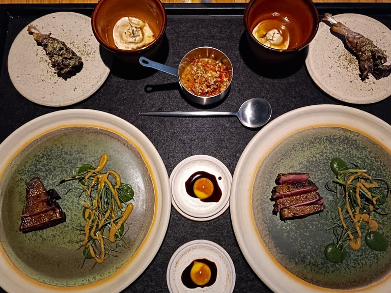Portata del Grow Restaurant con selvaggina, vegetali e preparazioni ispirate al territorio.