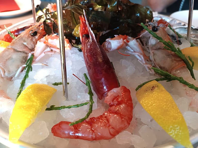 Plateau di crostacei e crudi di mare serviti su ghiaccio al Bistrot Pedol