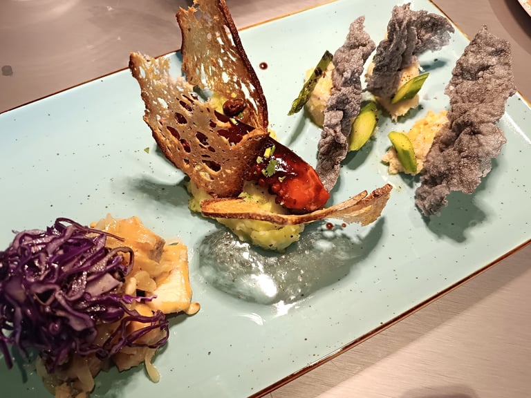 Antipasto creativo di mare con crostacei, verdure e chips croccanti al Bistrot Pedol.
