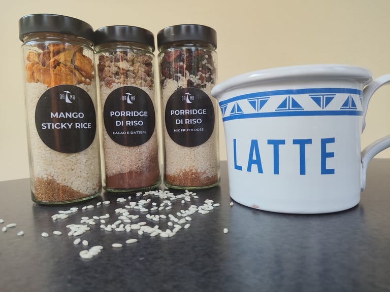 La linea Porridge di Riso Riso DAMA con Mango Sticky Rice, Cacao e Datteri e Frutti Rossi.