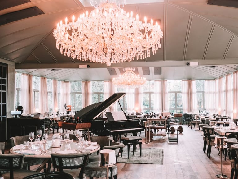 Sala del ristorante Lait A.mare a Lesmo con lampadari e pianoforte