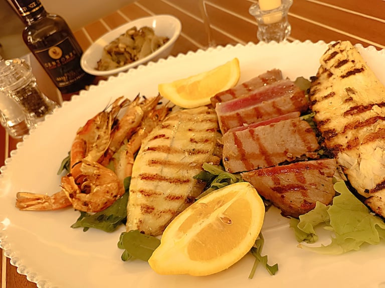 Grigliata di pesce con filetto, gamberi e calamari servita al ristorante Sant’Andrea