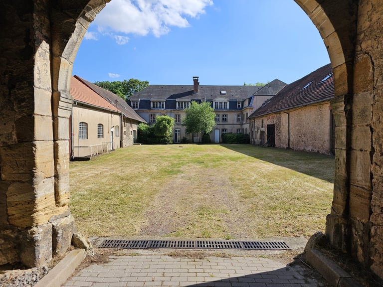 Arche et cour du château