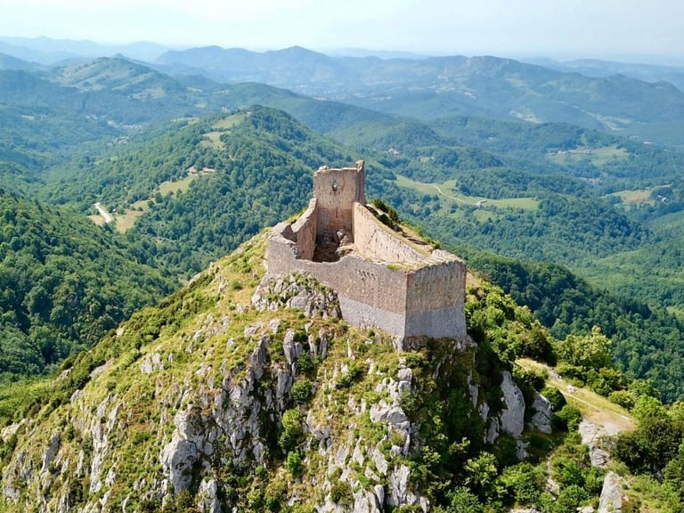 Kasteel van Montségur op de bergtop, in de Pyreneeën met uitzicht over Ariège, dichtbij Foix